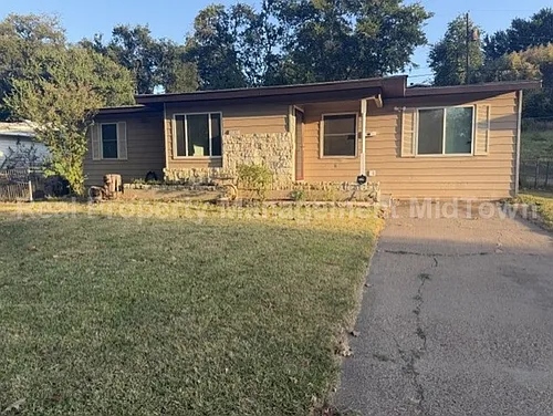 1301 Burleson St Photo 1