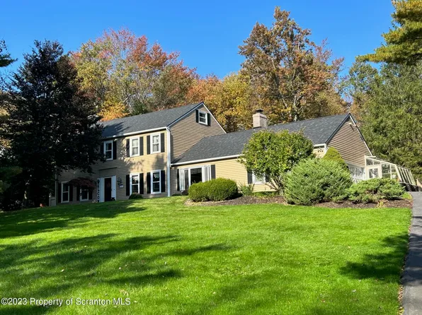 102 Wyndwood Rd, Dalton, PA 18414