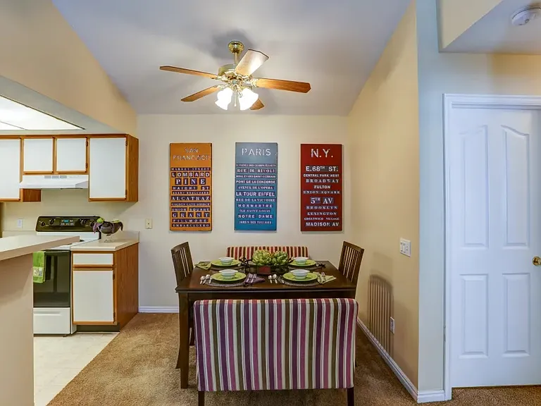 Sterling Pointe Apartments — Photo 46