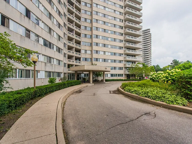 220 Steeles Ave W #A — Photo 39