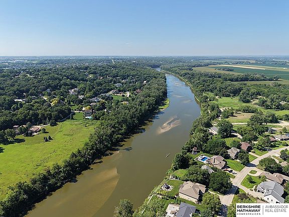 4th image of 621 Riverside Dr