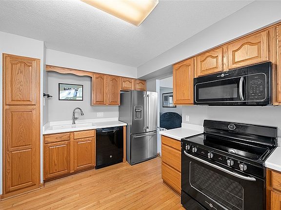 4th image of 923 42nd St