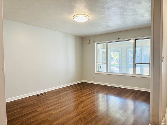 4th image of 924 Princess Dr