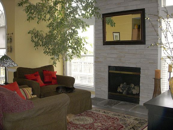 Hearth Room w/gas fireplace