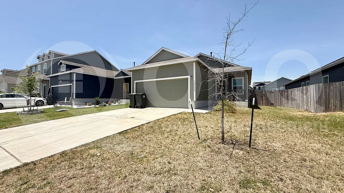 3 bed, 2.0 bath, 1276 sqft, $2,099 — Photo 2