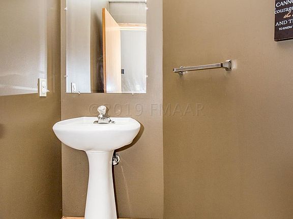 5th image of 725 Westgate Cir