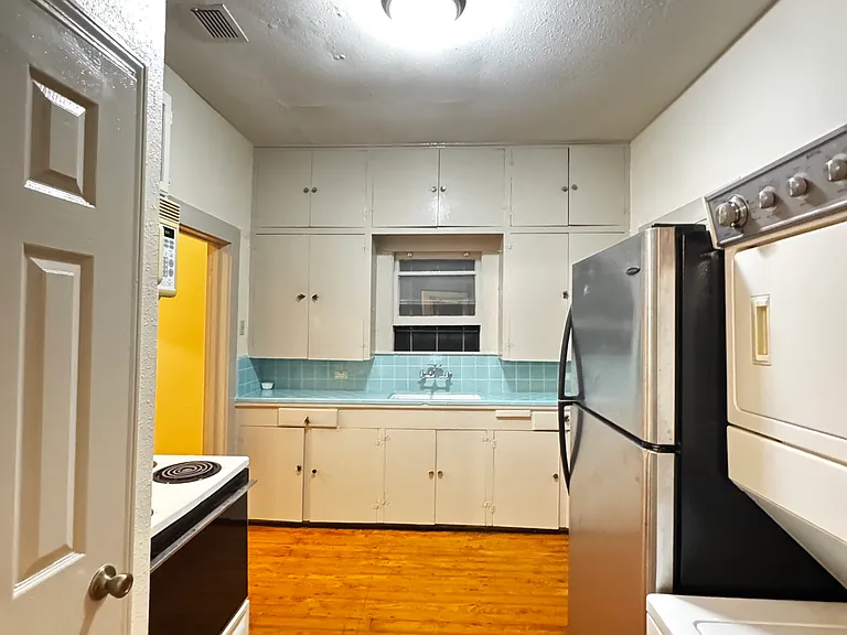 505 Wilmington Ave #B — Photo 8