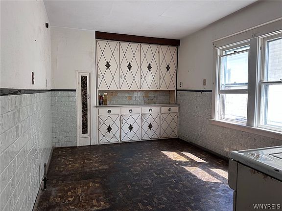 5th image of 252 Roslyn St