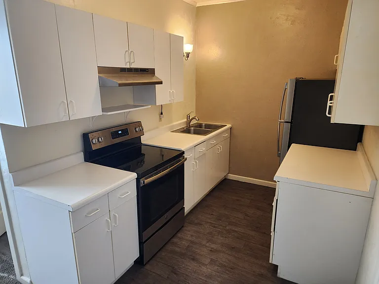 Metro Apartments — Photo 11