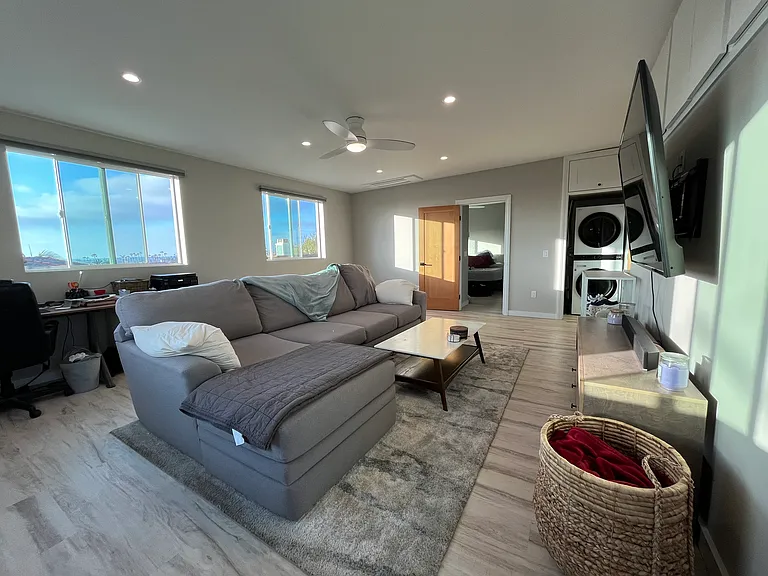 4649 Santa Monica Ave — Photo 15