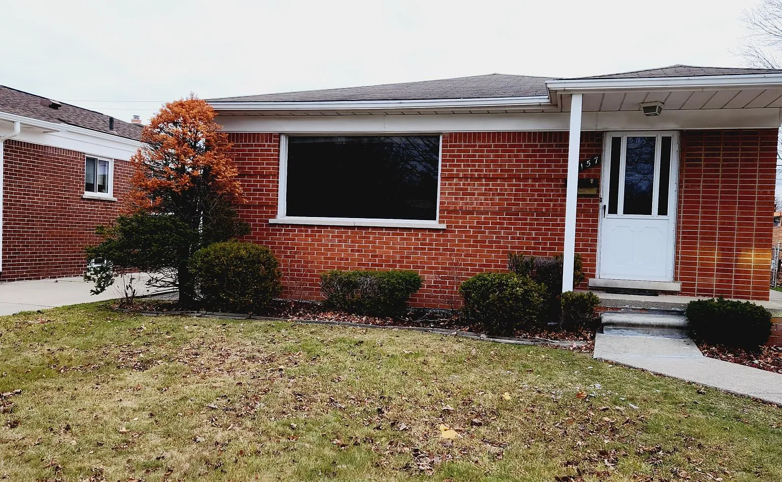 3 bed, 1.5 bath, 1007 sqft, $1,695 — Photo 2