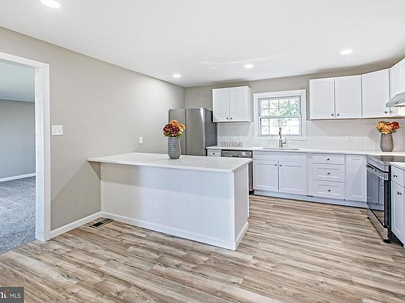 5th image of 96 Riviera Dr