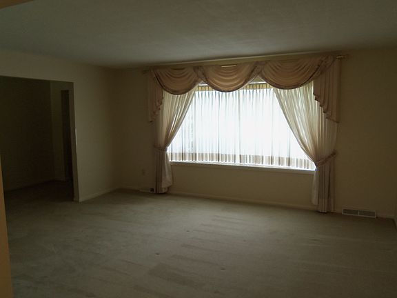 3rd image of 289 Crestview Dr