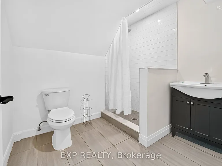 39 Treadgold Cres — Photo 22