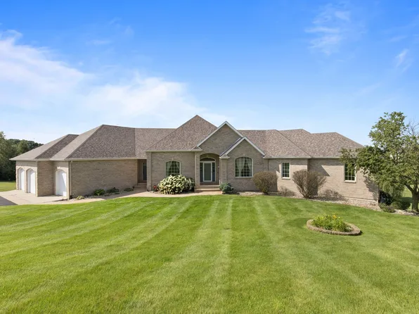 8703 Overlook Dr, Roscoe, IL 61073