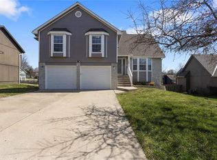 109 SW Drew Ln, Lees Summit, MO 64081