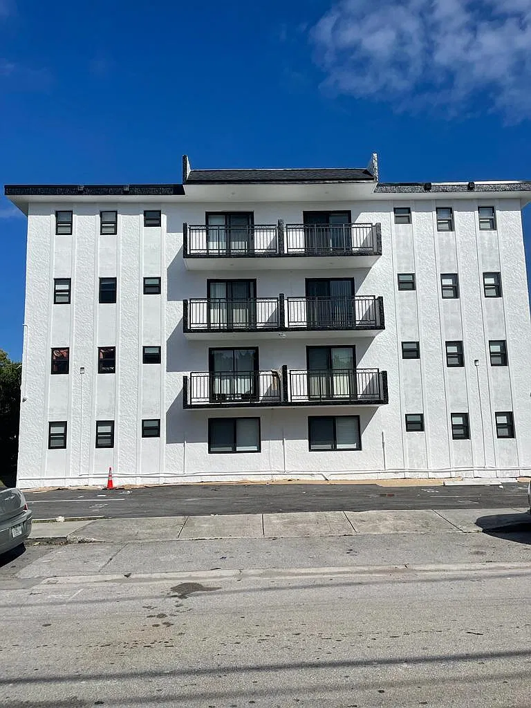 529 SW 4th St — Photo 2