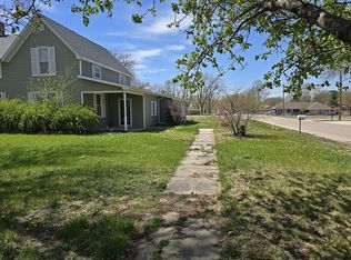 613 W Seward St, Blue Hill, NE 68930