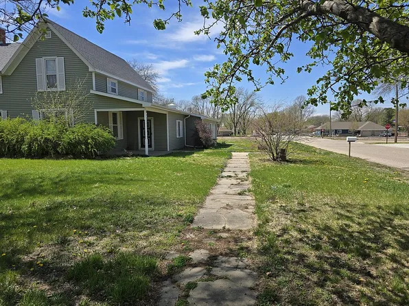 613 W Seward St, Blue Hill, NE 68930