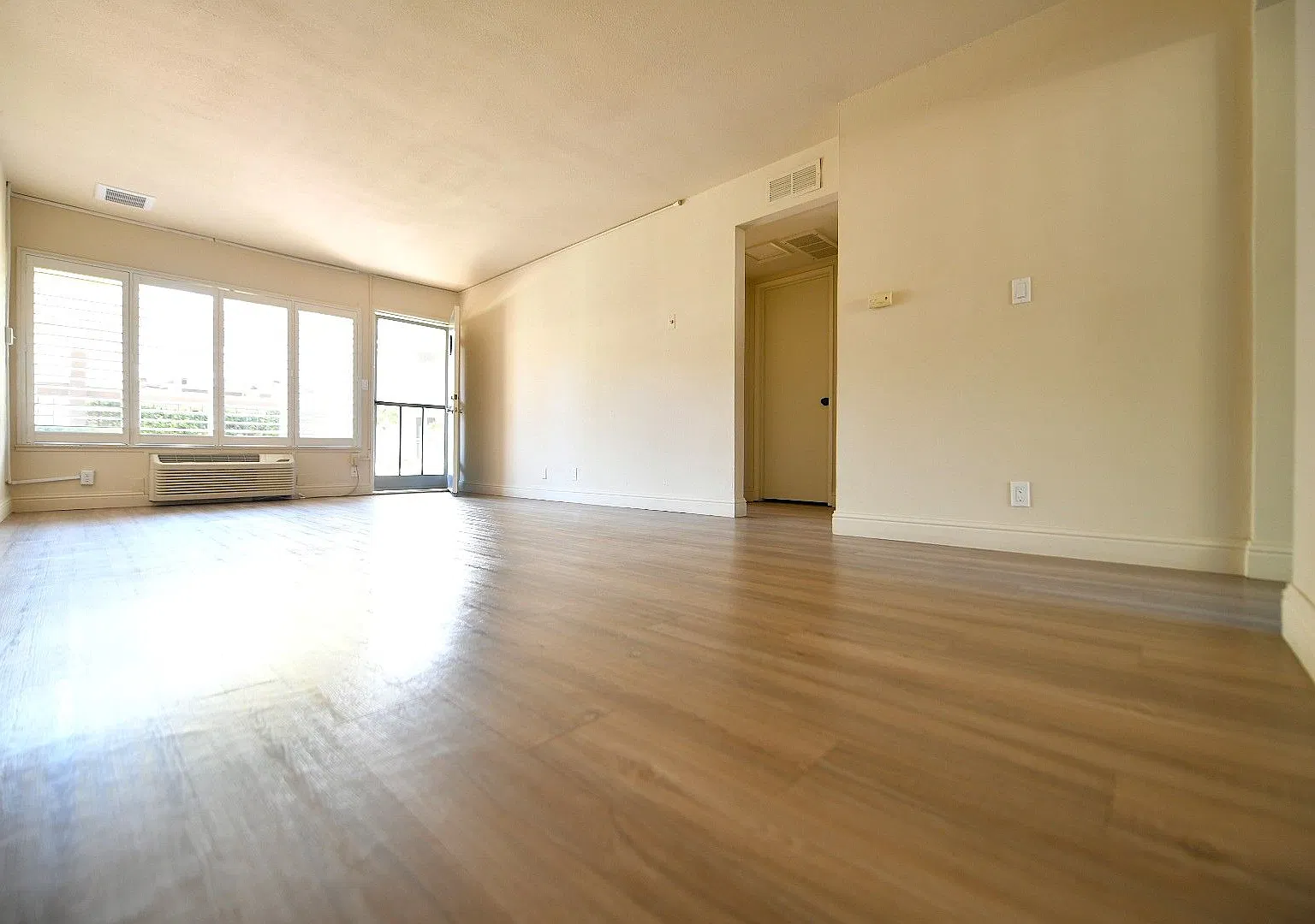 1p717 - Shutters Apartments — Photo 3
