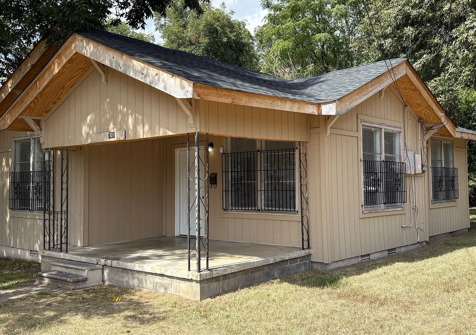 This beautifully remodeled 3bedroom, 1bath house in NLR $1175/month. — Photo 2