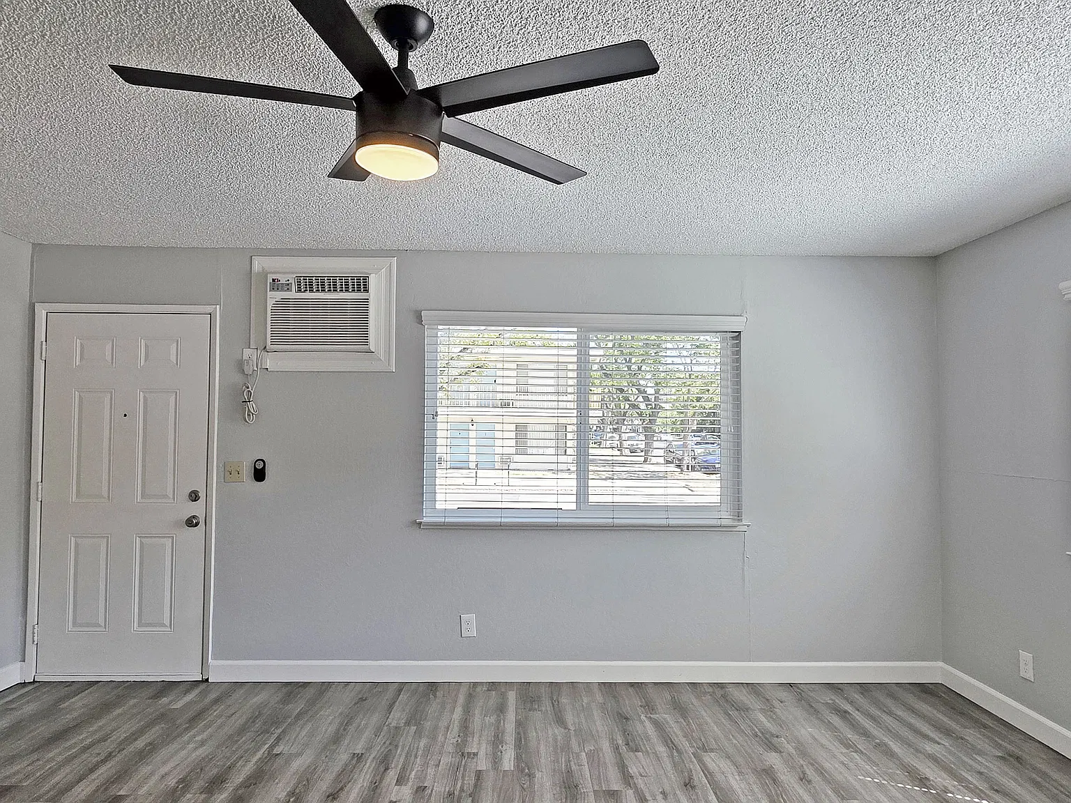 2 bed, 1000 sqft, $1,995 — Photo 3
