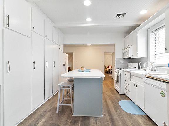 3rd image of 2076 Saint Mary St