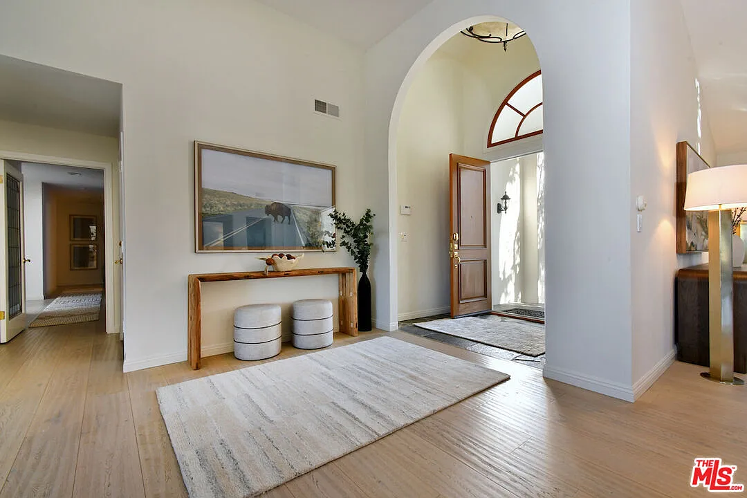 5 bed, 3.0 bath, 3645 sqft, $13,500 — Photo 4