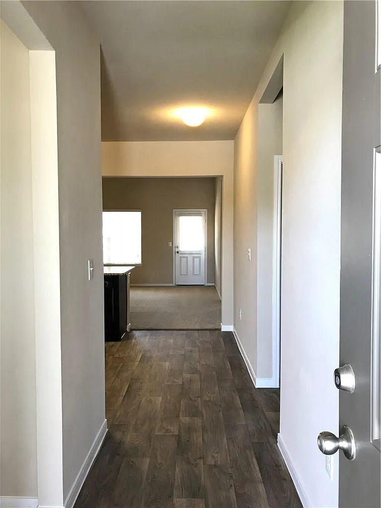 4 bed, 2.5 bath, 2341 sqft, $2,300 — Photo 4