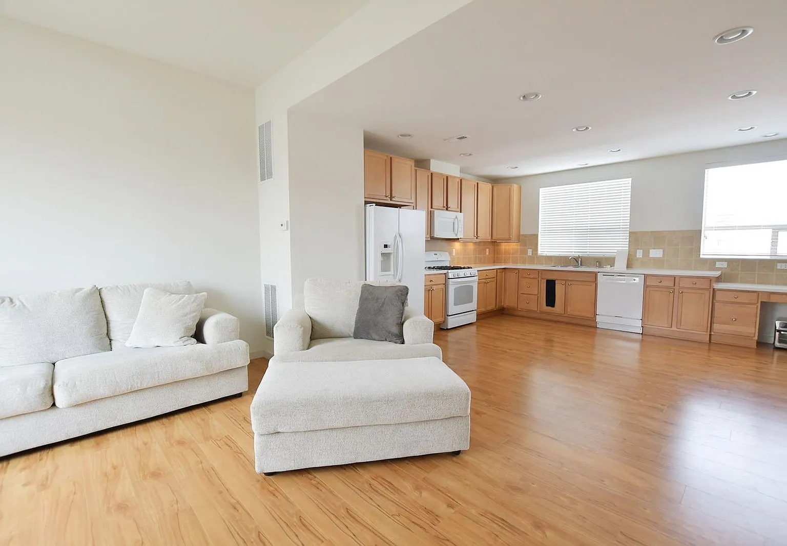 2 bed, 2.5 bath, 1370 sqft, $2,795 — Photo 4
