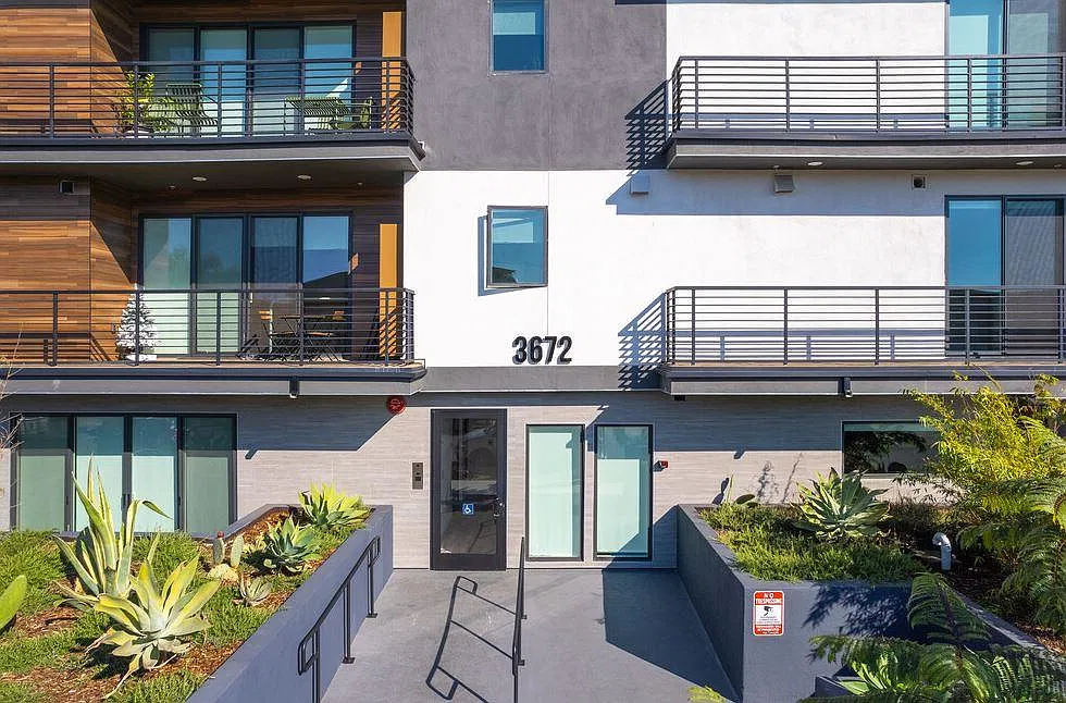 2 bed, 1040 sqft, $4,695 — Photo 2