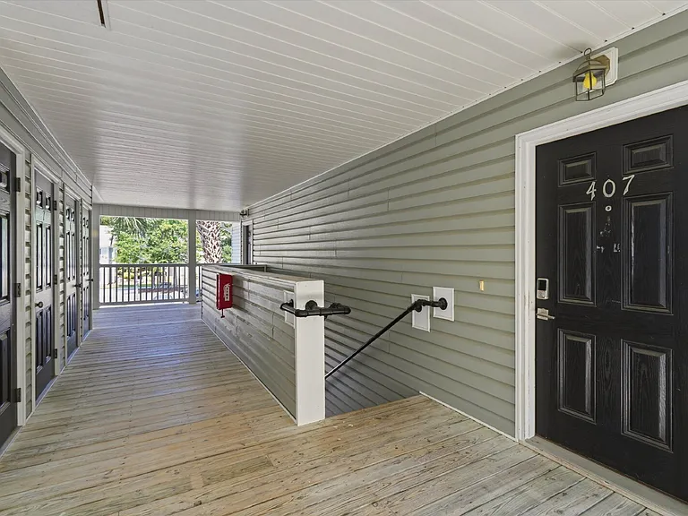 407 S Elgin Ct — Photo 3
