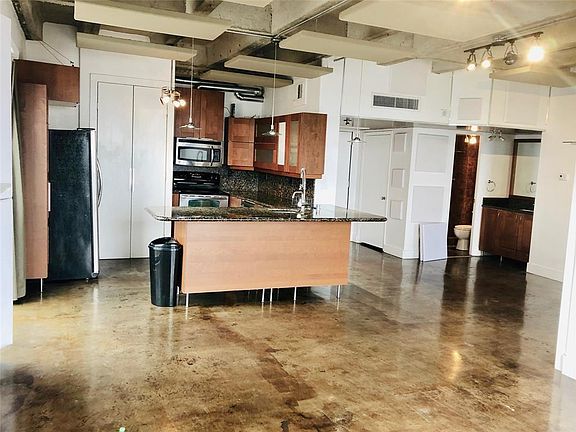 2nd image of 2016 Main St APT 1822