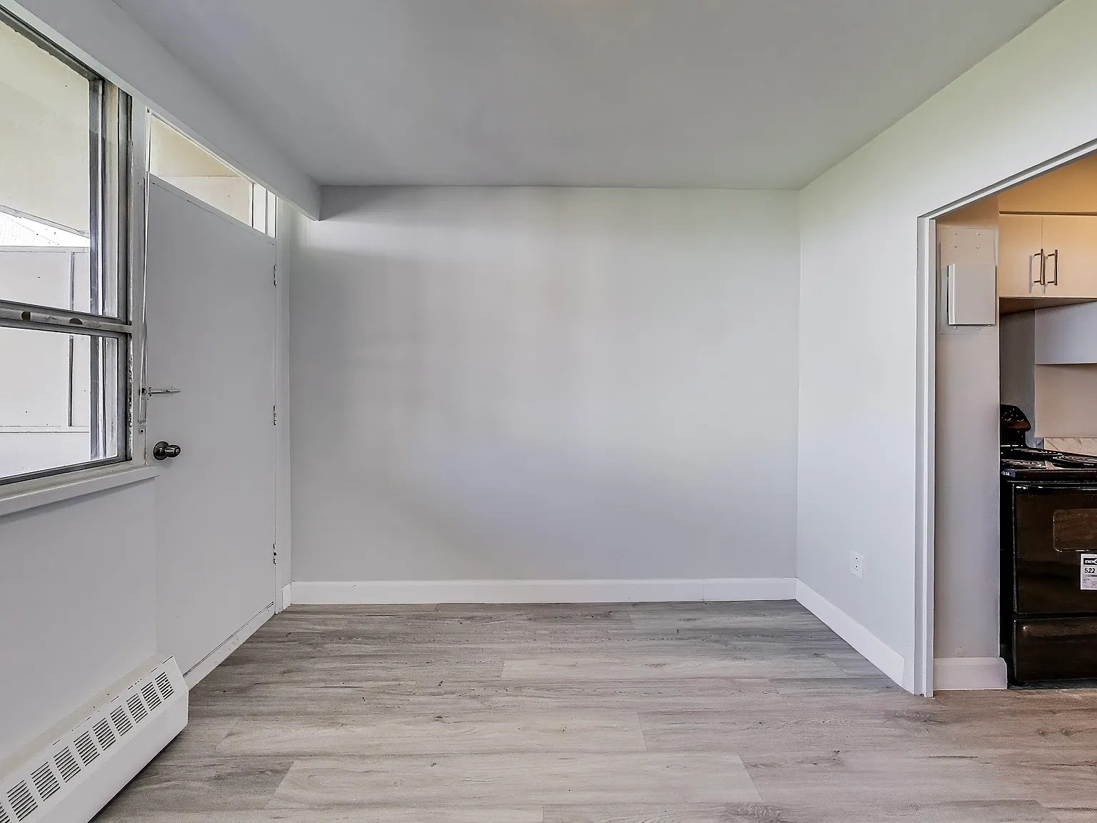 65 Thorncliffe Park Drive Toronto — Photo 4
