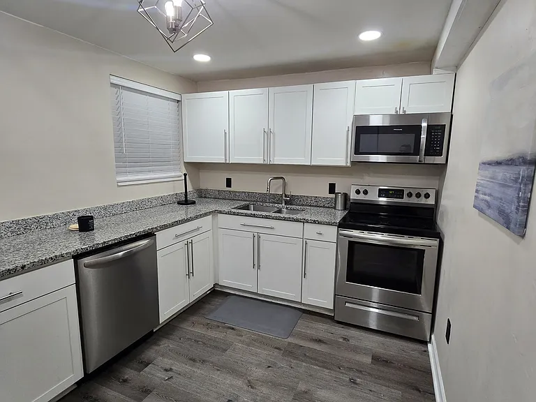 238 E 7th St #2 — Photo 2