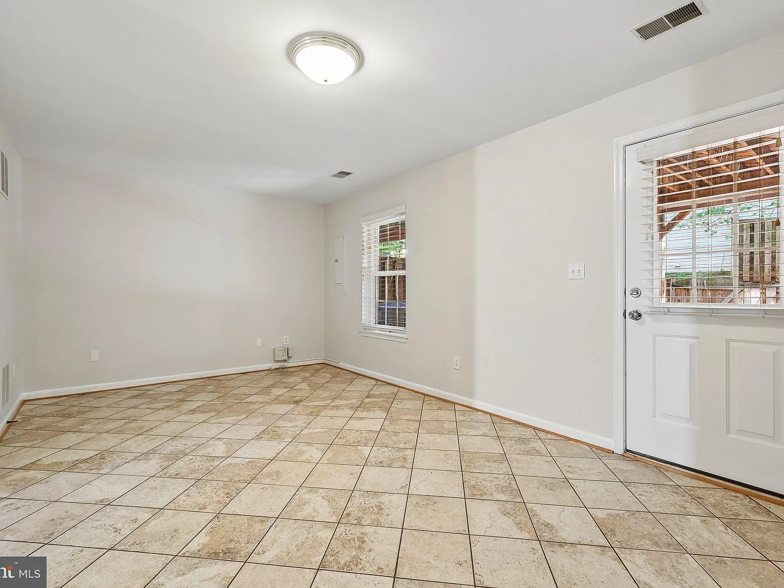 3 bed, 4.0 bath, 1953 sqft, $3,200 — Photo 4