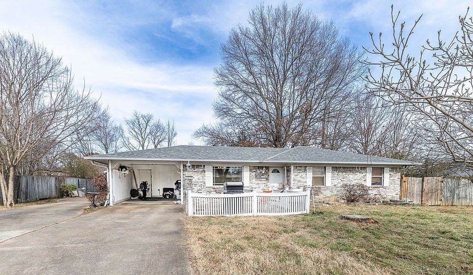 1st image of 304 W Kelli Ave