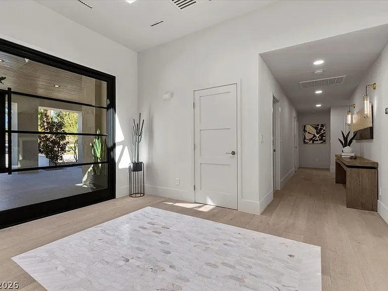2401 Driftwood Dr — Photo 8