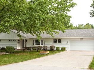 2155 Greenbriar Rd, Leland Grove, IL 62704