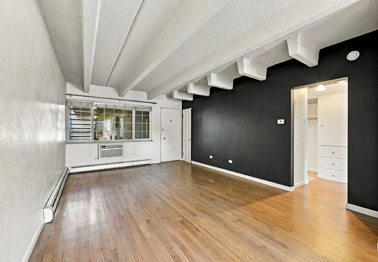 1 bed, 1.0 bath, 602 sqft, $1,555 — Photo 2