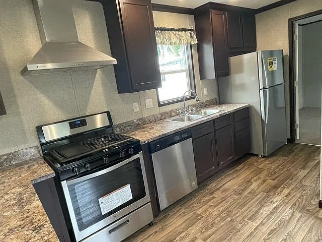Lindale Manor — Photo 10