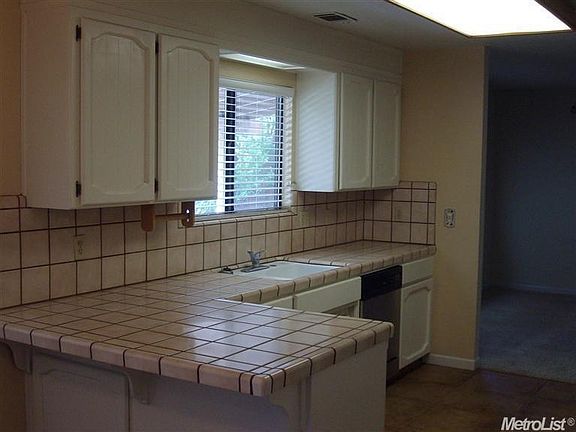 3rd image of 3532 Larchmont Dr