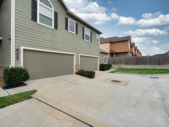 2nd image of 2202 Bermuda Palms Dr