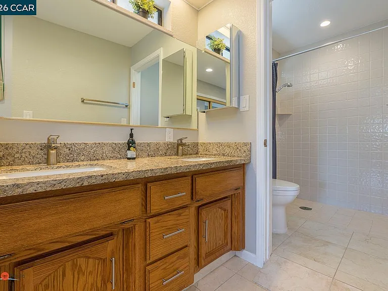 2904 Canterbury Cir — Photo 15