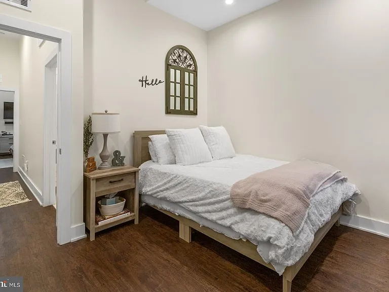 1909 E Hagert St #1 — Photo 17
