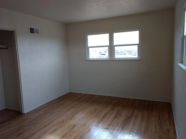 101 W Logan Ave — Photo 7
