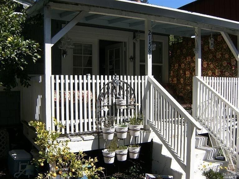 Welcome to Sunny Monte Rio. Large Meyers Lemon tree to the left of the front porch.