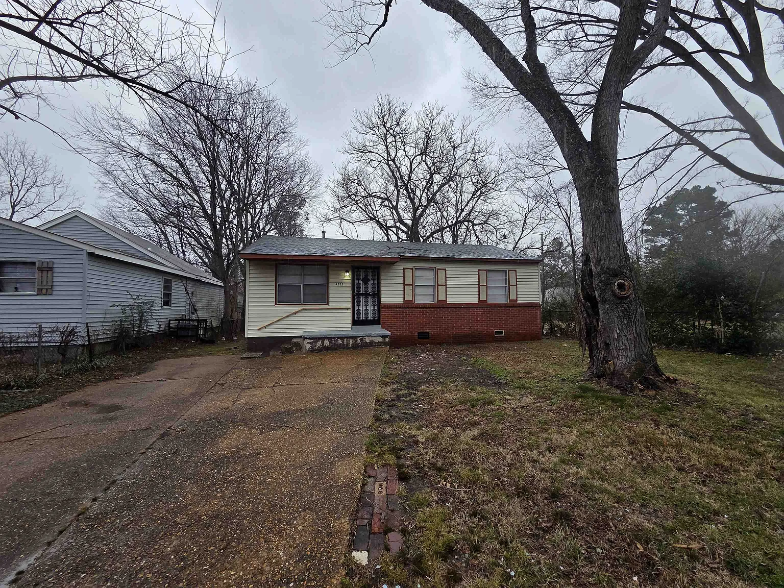 3 bed, 1.0 bath, 864 sqft, $995 — Photo 1