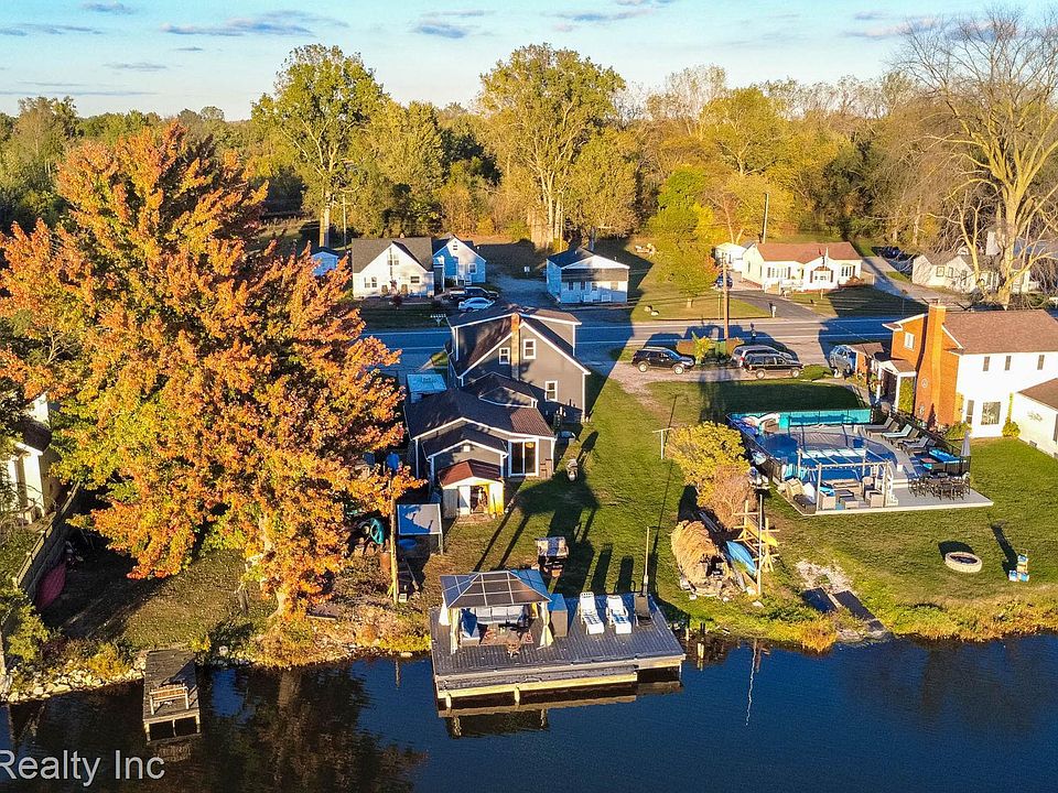 1st image of 26721 W Huron River Dr
