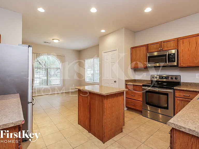 8811 S 57th Ln — Photo 5